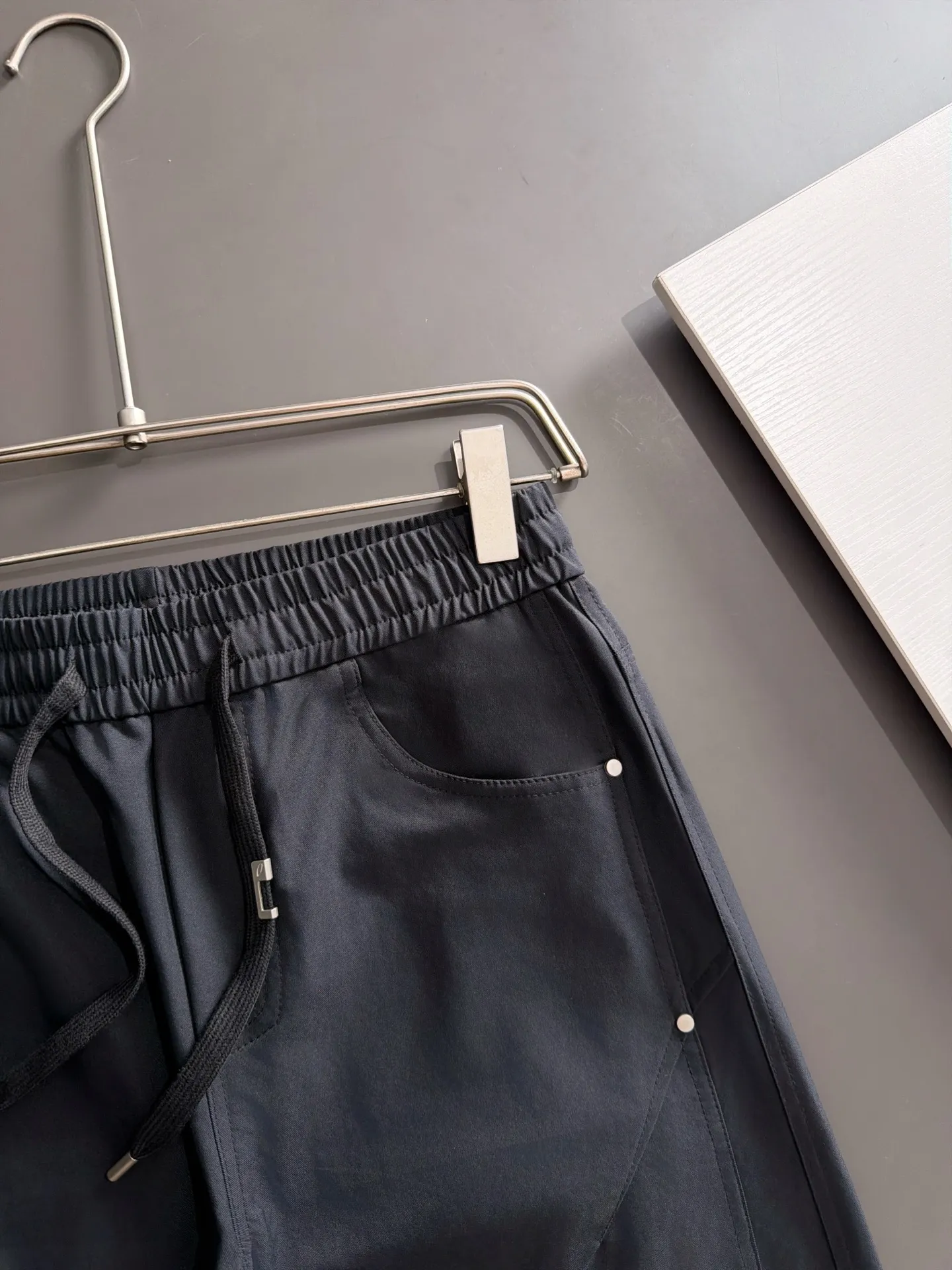 Next day shipment LP high quality Loro Piana 26ss autumn and winter new high-quality trousers Compare real-life details at will A perfect choice for autumn and winter. A must-have item. Sizes: M to 3XL (please state your height and weight when placing an order)